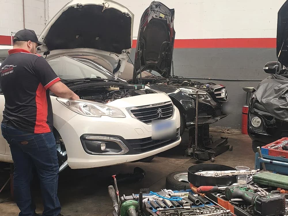 Oficina da César Car com ferramentas organizadas